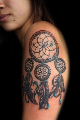  Tatouage attrape rêve avec en quatre parties sur le haut du bras